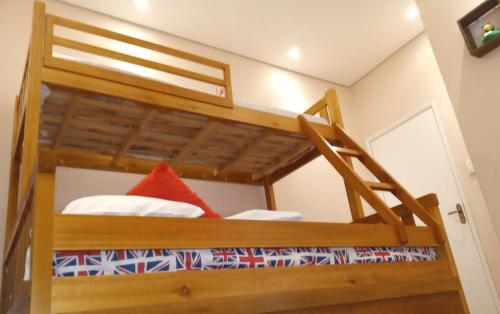 Ένα ή περισσότερα κρεβάτια σε δωμάτιο στο "Excelente Casa Pé na Areia com Piscina, Ampla Área de Lazer com Espaço Gourmet Externo, Deck Coberto com Churrasqueira e Cooktop, Cozinha Americana, Ampla Sala de Estar com Lindíssima Lareira, Smart TV 50", Wi-Fi e o Principal é muito Pertinho da Praia"