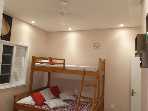 Ένα ή περισσότερα κρεβάτια σε δωμάτιο στο "Excelente Casa Pé na Areia com Piscina, Ampla Área de Lazer com Espaço Gourmet Externo, Deck Coberto com Churrasqueira e Cooktop, Cozinha Americana, Ampla Sala de Estar com Lindíssima Lareira, Smart TV 50", Wi-Fi e o Principal é muito Pertinho da Praia"