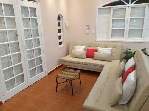 Χώρος καθιστικού στο "Excelente Casa Pé na Areia com Piscina, Ampla Área de Lazer com Espaço Gourmet Externo, Deck Coberto com Churrasqueira e Cooktop, Cozinha Americana, Ampla Sala de Estar com Lindíssima Lareira, Smart TV 50", Wi-Fi e o Principal é muito Pertinho da Praia"