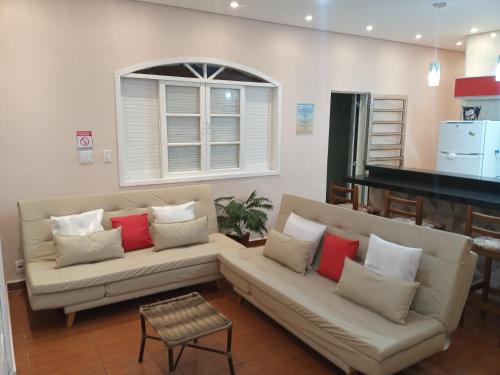 Η κουζίνα ή μικρή κουζίνα στο "Excelente Casa Pé na Areia com Piscina, Ampla Área de Lazer com Espaço Gourmet Externo, Deck Coberto com Churrasqueira e Cooktop, Cozinha Americana, Ampla Sala de Estar com Lindíssima Lareira, Smart TV 50", Wi-Fi e o Principal é muito Pertinho da Praia"