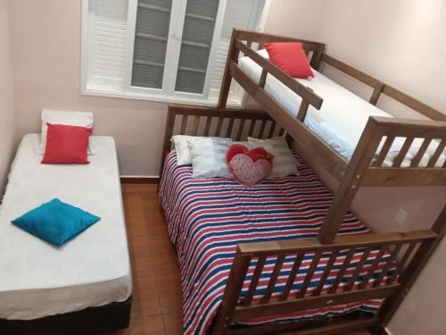 Ένα ή περισσότερα κρεβάτια σε δωμάτιο στο "Excelente Casa Pé na Areia com Piscina, Ampla Área de Lazer com Espaço Gourmet Externo, Deck Coberto com Churrasqueira e Cooktop, Cozinha Americana, Ampla Sala de Estar com Lindíssima Lareira, Smart TV 50", Wi-Fi e o Principal é muito Pertinho da Praia"