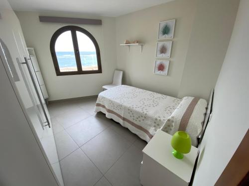 una camera bianca con un letto e una finestra di Las Canteras beach and sea, wifi, terraza, comodidad a Las Palmas de Gran Canaria