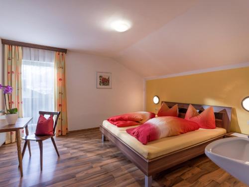 Un dormitorio con una cama grande con almohadas rojas. en Alte Schmiede Talbach, en Laimach