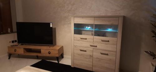 Télévision ou salle de divertissement dans l'établissement Beautiful apartment near downtown N 40