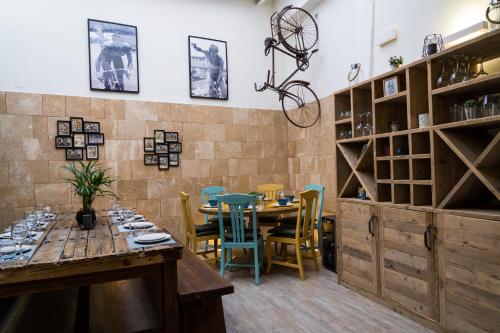 un comedor con mesa y sillas y una bicicleta en la pared en Blanca Boutique Hotel, en Jávea