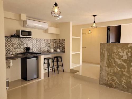 a kitchen with a counter and a counter top at D-07 NOVAGA DOWNTOWN CANCUN in Cancún