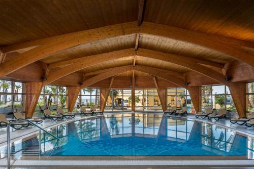 Bazén v ubytování Royal Savoy - Ocean Resort - Savoy Signature nebo v jeho okolí