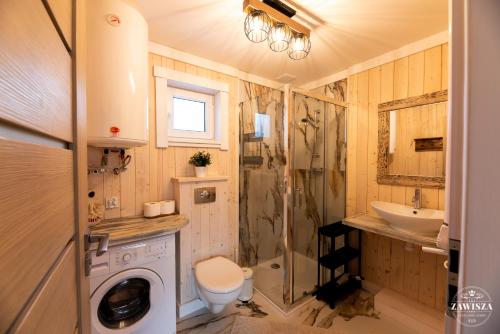 デンプキにあるLuksusowe Domki "ZAWISZA"のバスルーム(トイレ、洗面台、シャワー付)