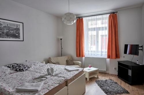 - une chambre avec un grand lit et une fenêtre dans l'établissement Krejčovství, à Mělník