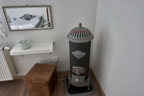 ムニェルニークにあるKrejčovstvíの部屋の角に暖房が付いている部屋