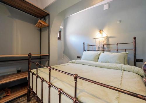 Un pat sau paturi într-o cameră la Liman Deluxe Hotel
