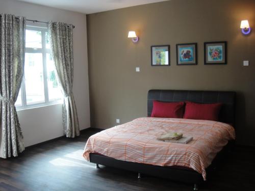 Postel nebo postele na pokoji v ubytování Batu Ferringhi - Shamrock Beach Villas, Penang