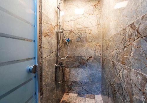 Ett badrum på Liman Deluxe Hotel