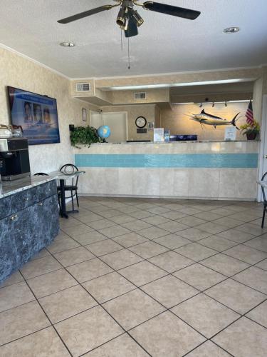 un restaurante en el vestíbulo con barra y un bar en Hole Inn the Wall Hotel - Fort Walton Beach - Sunset Plaza - near Beaches & Hurlburt, en Fort Walton Beach