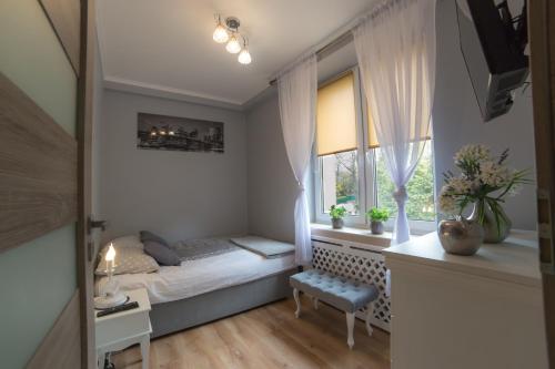 サンドミエシュにあるNoclegi na Ogrodowejの小さなベッドルーム(ベッド1台、窓付)