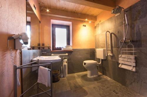 A bathroom at La Luge