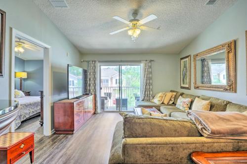 ein Wohnzimmer mit einem Sofa und einem Deckenventilator in der Unterkunft Cheery Condo with Community Pool and Waterslide! in Pine Bluff