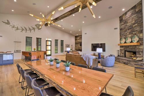 Φωτογραφία από το άλμπουμ του Riverfront Heber Springs Home with Dock and Slip! σε Heber Springs