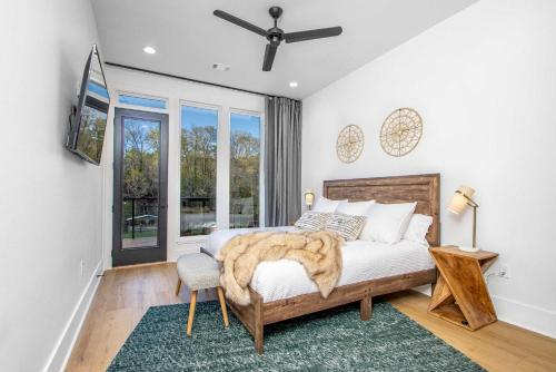 Ένα ή περισσότερα κρεβάτια σε δωμάτιο στο Riverfront Heber Springs Home with Dock and Slip!