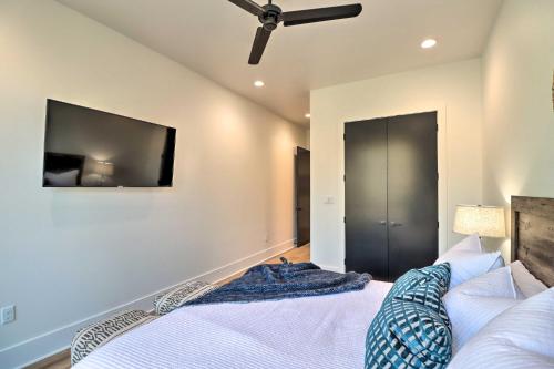 Ένα ή περισσότερα κρεβάτια σε δωμάτιο στο Riverfront Heber Springs Home with Dock and Slip!