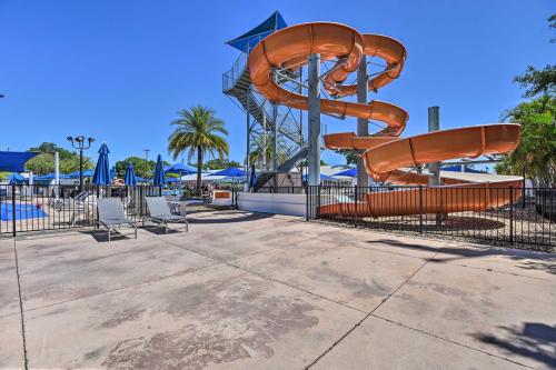 Bazén v ubytování Sarasota Home with Full Resort Amenity Access! nebo v jeho okolí