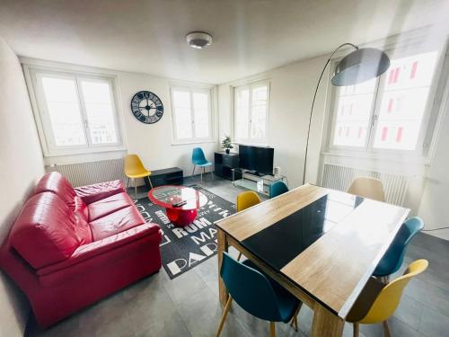 uma sala de estar com um sofá vermelho e uma mesa em The 5 continents III by Stay Swiss em Porrentruy