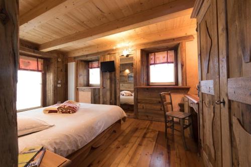 a bedroom with a bed in a wooden cabin at La Luge in Valtournenche