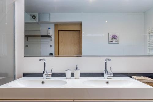 baño con 2 lavabos y espejo grande en NEW! Lovely 3-Bedroom Loft in Bilbao, en Bilbao