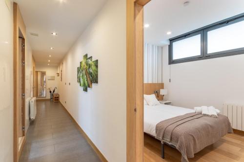 sypialnia z łóżkiem i oknem w obiekcie NEW! Lovely 3-Bedroom Loft in Bilbao w mieście Bilbao