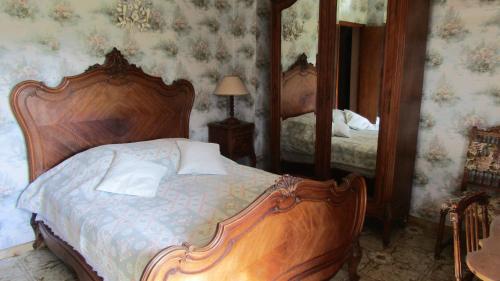 une chambre avec un lit et un grand miroir dans l'établissement CHAMBRE salle de bains privée Jardin Arboré, à Montpellier