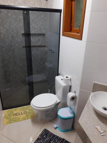 een badkamer met een toilet en een glazen douche bij Casa Aconchego visconde de Mauá in Itatiaia