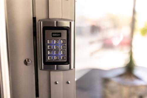 une télécommande est fixée à la porte d'un réfrigérateur. dans l'établissement Apartamentos Boulevard II, à San Rafael