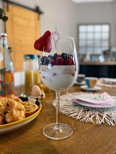 een dessert in een wijnglas op tafel bij Serendipity Eymet B&B in Eymet