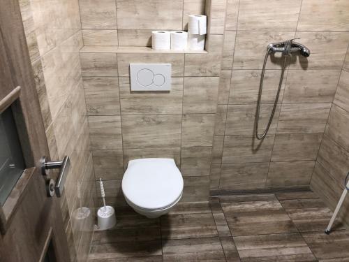 een badkamer met een toilet en een douche bij Chata Relax in Bítov