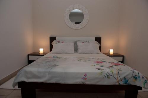 ein Schlafzimmer mit einem großen Bett mit zwei Nachttischen in der Unterkunft Vera in Zadar