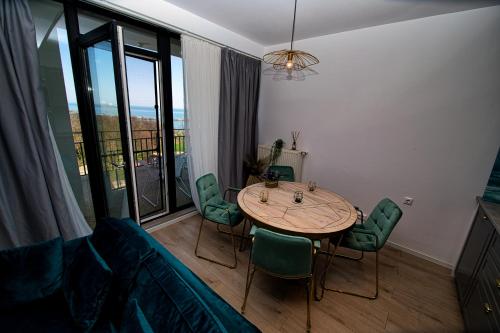 una mesa y sillas en una sala de estar con ventana en Oxygen Residence Sea view 38 en Jupiter