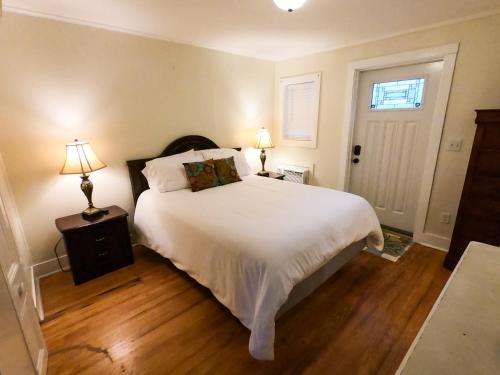 ein Schlafzimmer mit einem großen weißen Bett und zwei Lampen in der Unterkunft Villa Mulvey #2 in St. Augustine