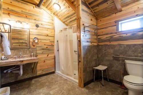 Cabaña de madera con baño con aseo y ducha en Big Horn Valley Ranch, en Fort Smith