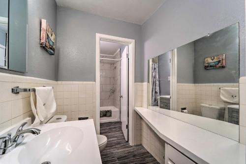 Koupelna v ubytování Lubbock Home Furnished Patio Less Than 5 Mi to Dtwn!