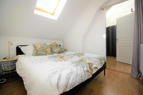 um quarto com uma cama com lençóis brancos e uma janela em Appart'hôtel La Tour em La Tour-du-Pin