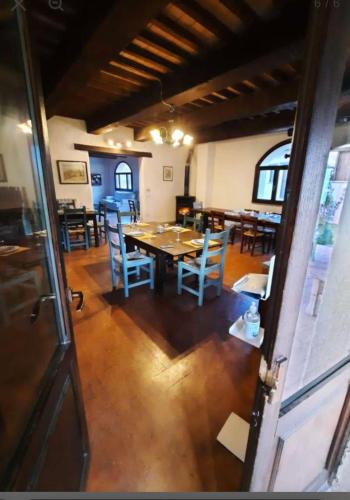een eetkamer met een tafel en stoelen bij Agriturismo Il Covo del Solengo in Valtopina