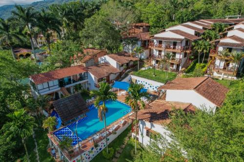 una vista aérea de un complejo con piscina en Hotel Verano Resort San Gil en San Gil