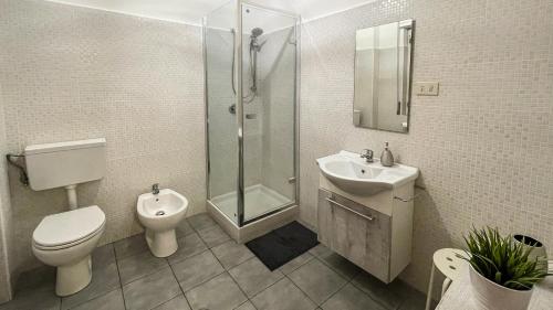 a bathroom with a toilet sink and a shower at CinqueStanze in Cosenza