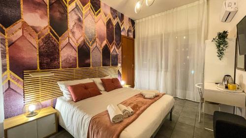 sypialnia z dużym łóżkiem w pokoju w obiekcie CinqueStanze w mieście Cosenza