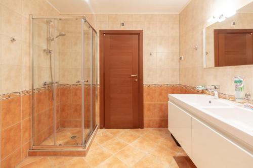 沃拉斯的住宿－Casa al Mar，带淋浴和盥洗盆的浴室