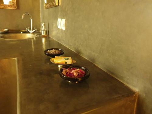 2 bols de nourriture sur un comptoir dans une cuisine dans l'établissement RIAD - Jnan Bnati - Pool, à Marrakech
