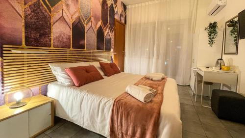 a bedroom with a large bed and a desk at CinqueStanze in Cosenza
