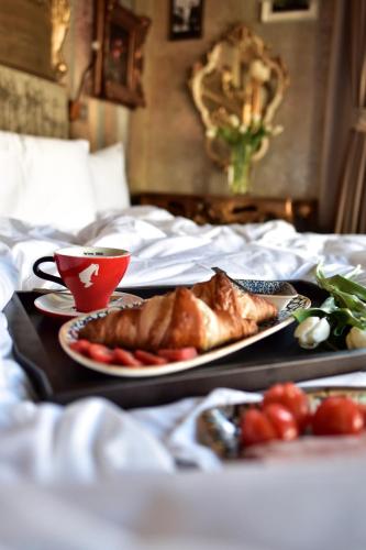 ヴェリコ・タルノヴォにあるBey House Royal Hotelの食べ物の皿とコーヒーカップが置かれたテーブル