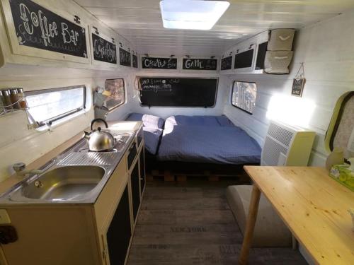 Una cocina o kitchenette en Cozy caravan next to minizoo