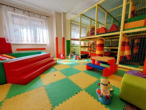 Villa Dolce Vita في ليبا: غرفة للأطفال مع غرفة لعب مع مجموعة لعب